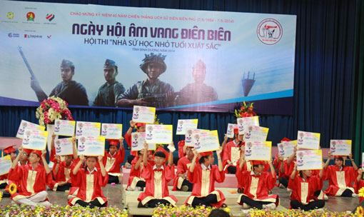 30 thí sinh có số điểm cao nhất tham gia Hội thi “Nhà sử học nhỏ tuổi xuất sắc”  trả lời câu hỏi với hình thức