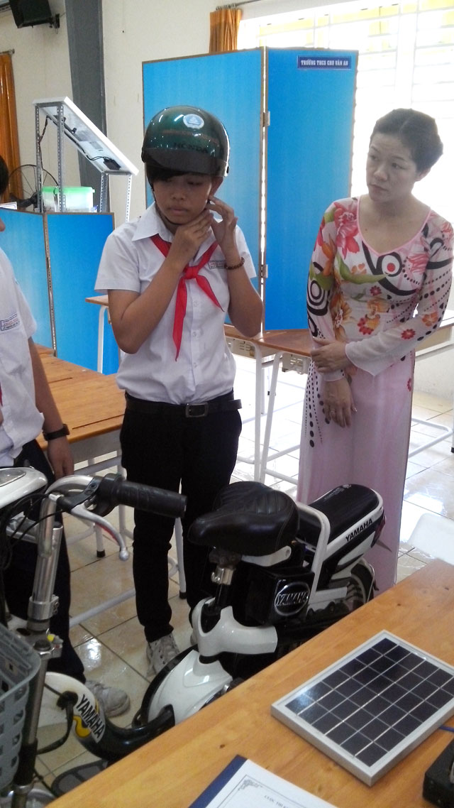 Nhóm đang thuyết minh công dụng sản phẩm 'Nón bảo hiểm thông minh'