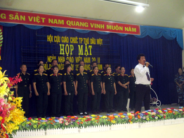 Văn nghệ chào mừng - Ảnh: N.T.Đ