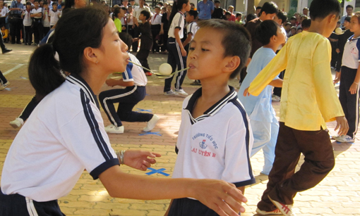 HS thi trò chơi “ngậm muỗng chuyền chanh”.  Ảnh: N.THANH