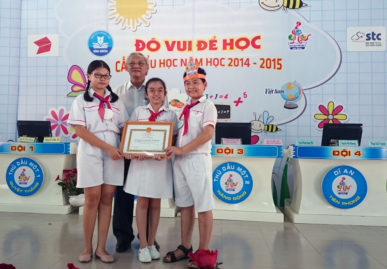 Bốn đội tham gia cuộc thi