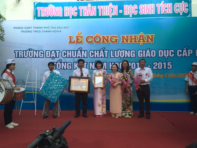 BGH nhà trường nhận quyết định và giấy chứng nhận