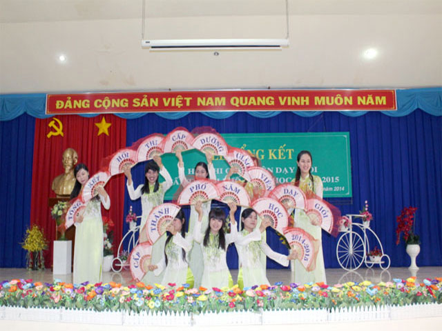 Các giáo viên trường Mầm non Đoàn Thị Liên, múa chào mừng buổi tổng kết Hội thi Giáo viên dạy giỏi 2014-2015