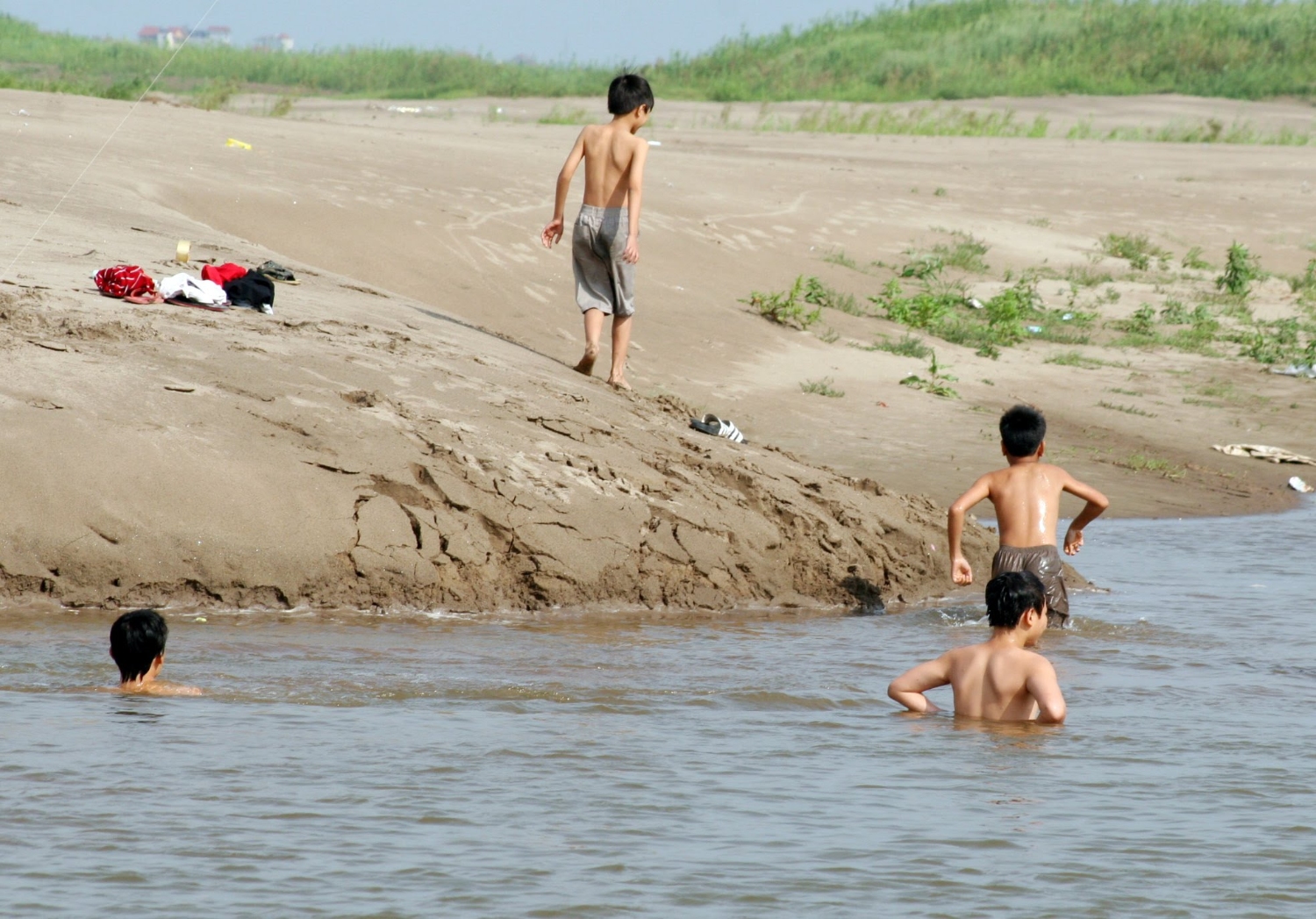 Tuyên truyền không để trẻ tự ý  hoặc rủ nhau tắm, đi bơi khi không có người lớn đi cùng - Ảnh minh họa (nguồn internet)