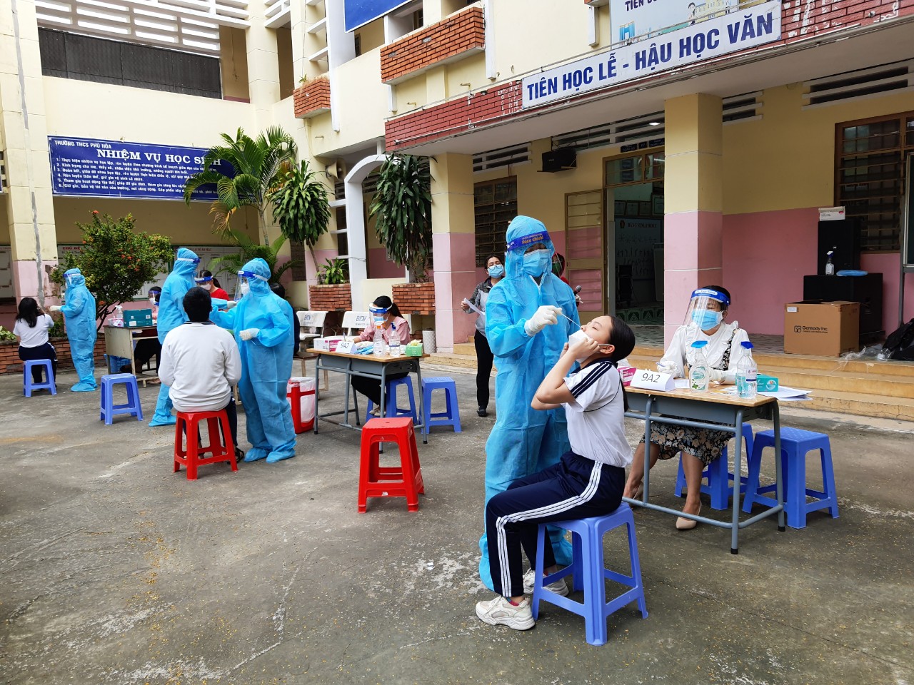 Trường THCS Phú Hòa, triển khai tốt công tác tập huấn test nhanh kháng nguyên COVID-19 và tổ chức tốt công tác test cho học sinh lớp 9 trước khi trở lại trường học tập