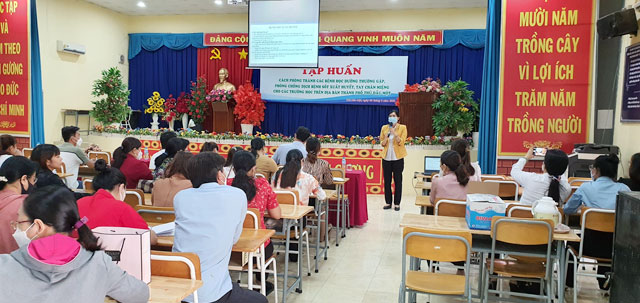 Bà Trương Thanh Yến Châu - Phó Giám đốc Trung tâm Y tế thành phố phát biểu triển khai nội dung tập huấn