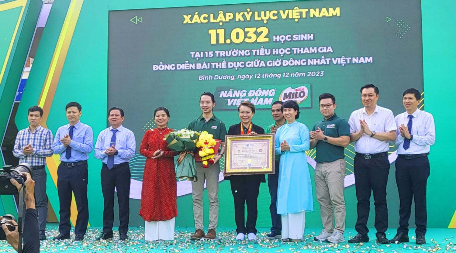 Xác lập kỷ lục cho “Chương trình đồng diễn bài thể dục giữa giờ có số lượng học sinh tiểu học thực hiện tại 15 điểm trường cùng lúc đông nhất”