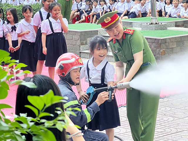 Triển khai Chuyên đề “ Chúng Em Tập Làm Chiến Sĩ Cảnh Sát PCCC”