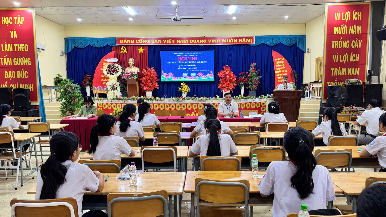 Hội thi Học sinh giỏi Văn giải thưởng Sao Khuê